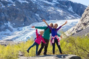 madre e figlie su un ghiacciaio Nigardsbreen in Norvegia